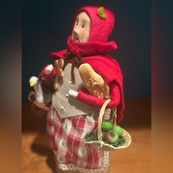 EUC Vintage BYERS' 1995 Woman Shopper with Goose, Gingerbread, Apples & Bread - Picture 4 of 10